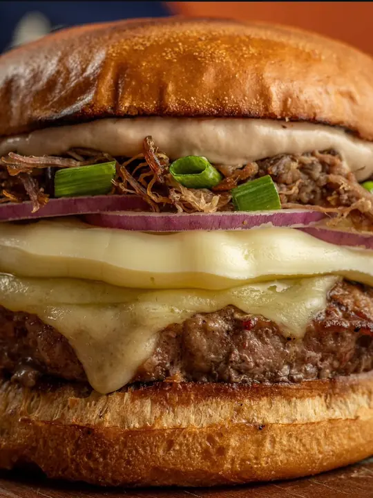 Hambúrguer com costela desfiada e queijo derretido, prato de um parceiro
