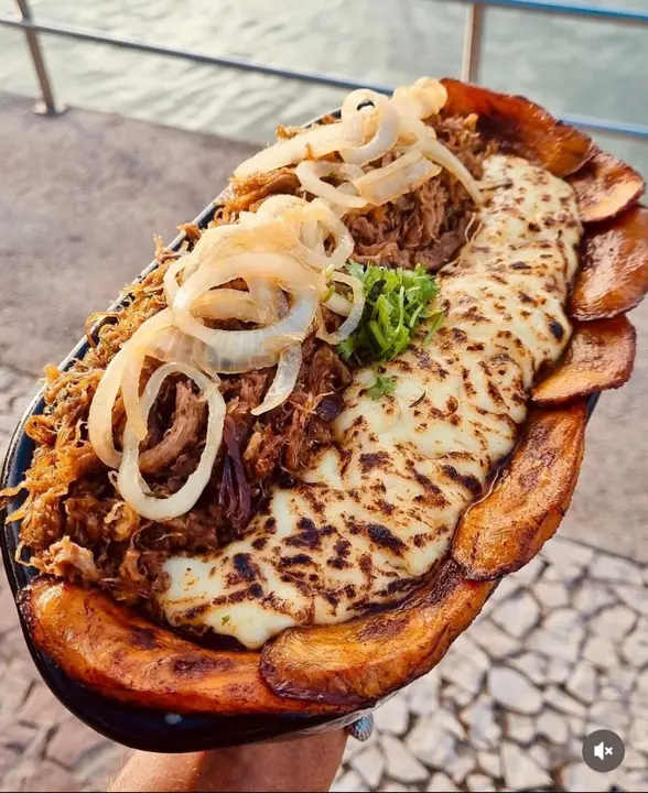 Costela gratinada com anéis de cebola, prato de um parceiro