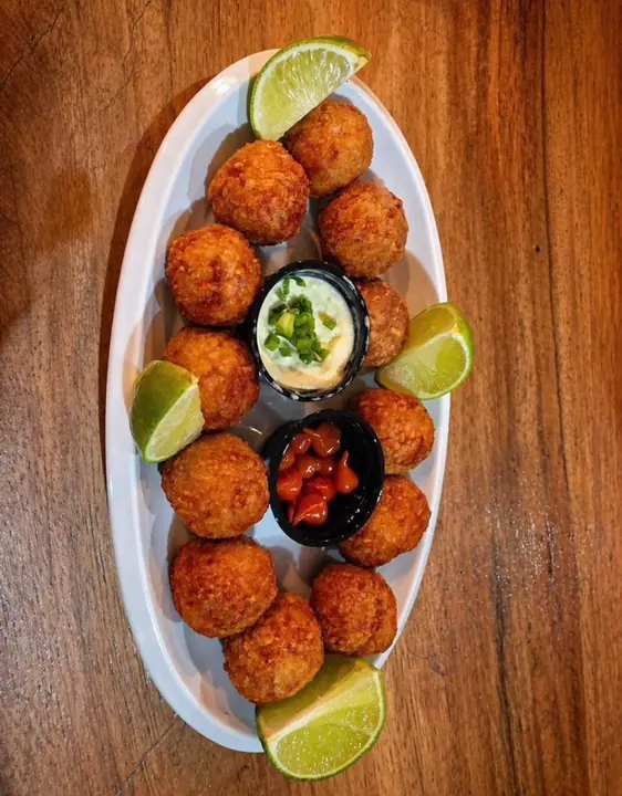Bolinhos de costela com limão e molhos, prato de um parceiro