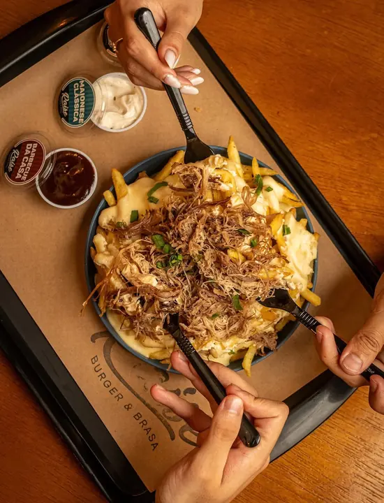 Batata com costela desfiada e molhos, prato de um parceiro