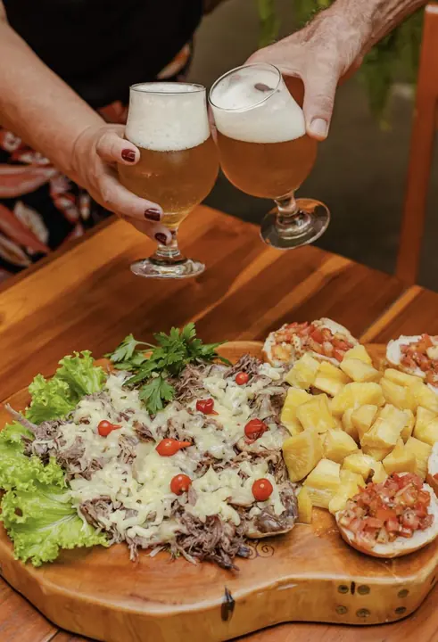 Costela com queijo e batata, com chope, prato de um parceiro