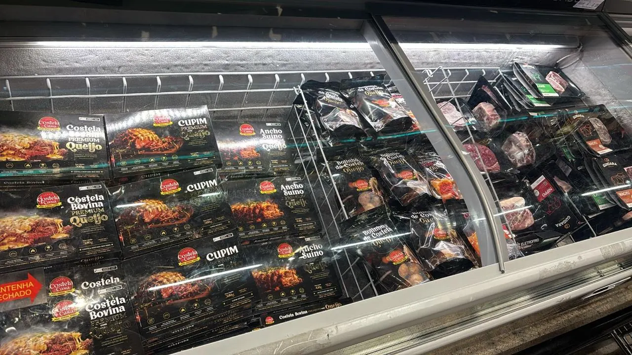 Freezer de supermercado cheio de caixas de Costela em Casa